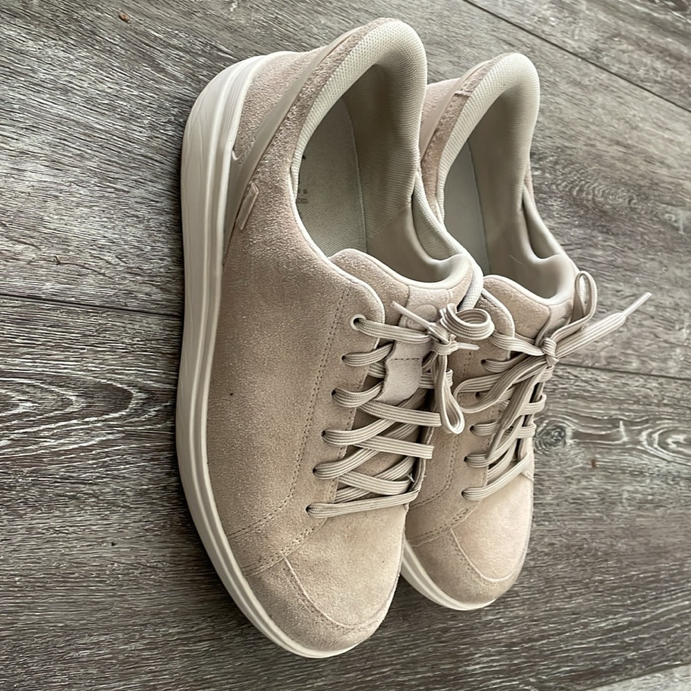 Kiziks Sydney women's size 12. Beige.